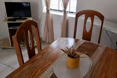Image de Apt 6. A beautiful clean 3 bedroom apartment nestled in the heart of Rockley.