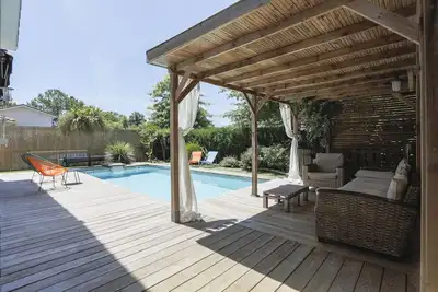 Image de Belle villa rénovée pour 7 avec piscine privée, beau jardin et wifi!