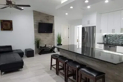 Image de 4 bdrm/2 bath private Pool home/Close to Siesta Key Beaches