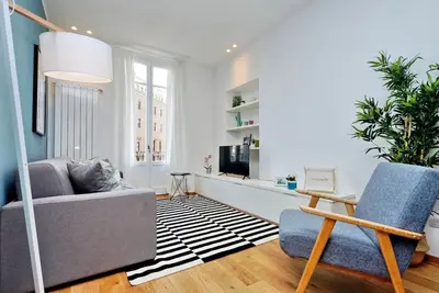 Joivy Vibrant Apt for 6, 3minute walk from Duomo