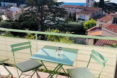 Image de T3 traversant, idéalement situé, confort, calme, vue imprenable sur Cassis