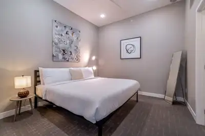 Image de Kasa | Des Moines | Alluring 2bd/2ba Downtown Apartment