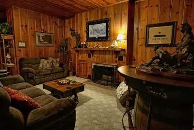 Image de 5 Bedrooms, 5. 5 Baths, covered porches, hot tub, game room, walk to the square.