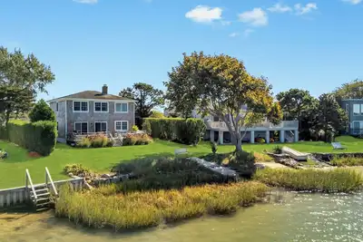 Image de Newly Renovated Waterfront Haven with Breathtaking Views & Refined Coastal. . .