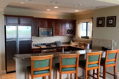 Image de Desirable 3bd/3ba corner unit at Emerald Grande!