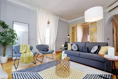 Altido Fabulous Family Apt for 6 w/Terrace in Brera