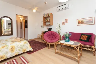 Image de Centrally located, detached house