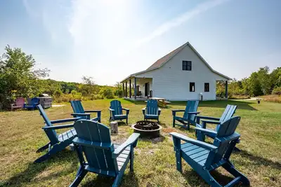 Image de Built in 2020 this 4 bedroom Farmhouse is close to it all!