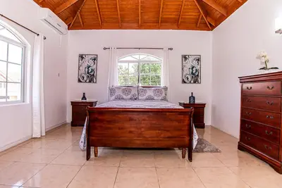 Image de Runaway Bay Gem, Spacious and Bright, 5 mins drive to the Beach!