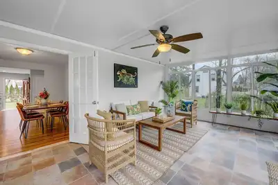 Image de Bright 4br House w\/ Large Backyard and Sunroom