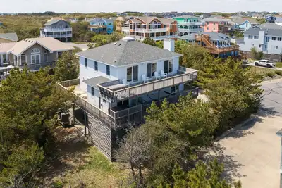 Semi-ocean front stunner, beautiful views, great amenities