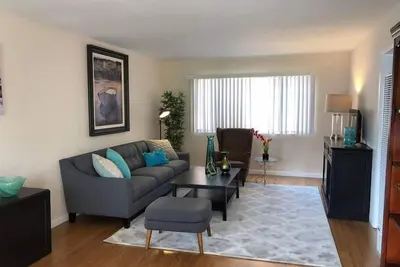 Image de 6 Turnkey One Bedroom Apartment Lower