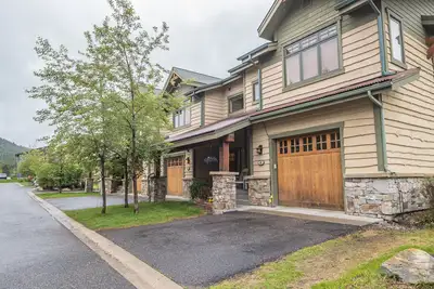 Image de Charming Townhome! Private Patio And Grill! 15 Min to Resort! 10 Min Walk to Shu