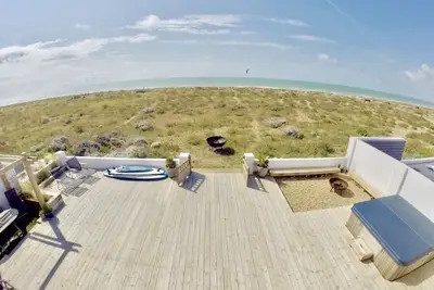 Image de Beach House with huge deck & hot tub leading directly onto Shoreham Beach