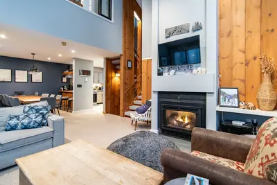 Image de Updated 4 Bed Townhouse 2 Minutes To Loon, Sleeps 11, Pool & On Ski Shuttle