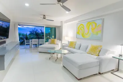 Image de Luxury beachfront condo in Porto Fino, bonus studio, private beach, pool.
