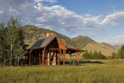 Image de Stunning One Bedroom Cabin on Private, Seven Plus Acre Parcel South of Jackson.