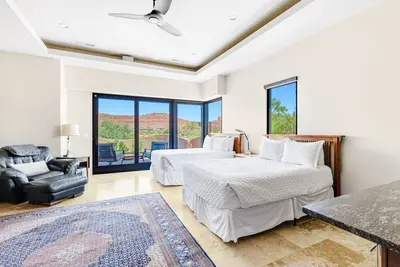 Image de Polished, dog-friendly guesthouse overlooking red rock cliffs - near Snow Canyon