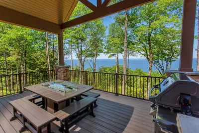 Image de Private home on cliff-water views and golf simulator
