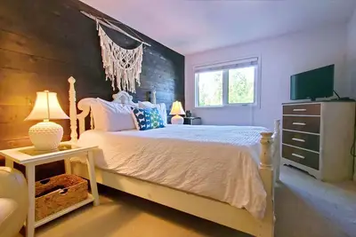 Image de Stylish & Private Queen Room with En-Suite, Mini-Fridge & Coffee-Machine