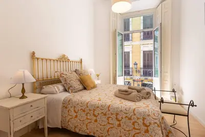 Image de Appartement avec beau balcon donnant sur la rue Molina Lario, à côté de la cathé