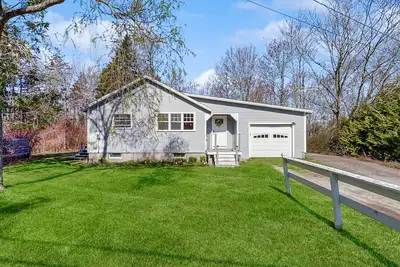 Image de Coastal bungalow with large yard, beautiful kitchen, & great location