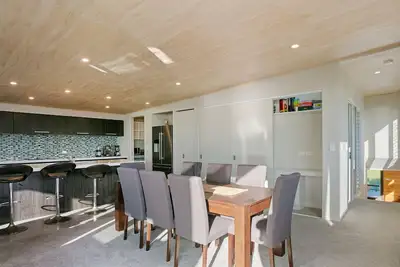 Image de The White Haus - Waihi Beach Upstairs Holiday Unit
