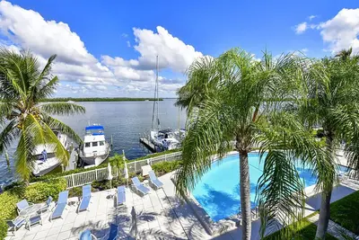 Image de Discounted rates for Summer! This beautiful unit has front row seats to the sunrise! Direct bayfront!