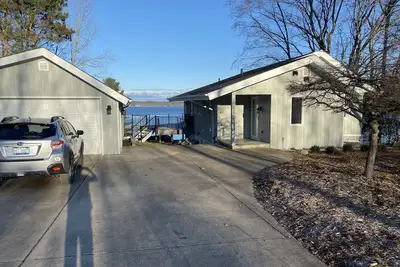 Image de Private Waterfront Torch Lake Contemporary House