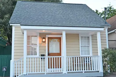 Image de Suite as Honey in Historical Savannah