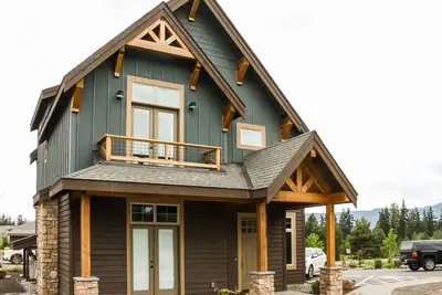 Spacious, dog-friendly getaway w/ chef's kitchen, fireplace, & year-round fun