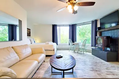 Image de Open Plan Living Area | 2 Q Beds | Full Kitchen | Bright & Airy
