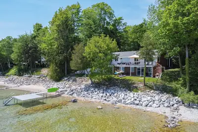 Image de Direct waterfront on West Grand Traverse Bay! Overlooking deck