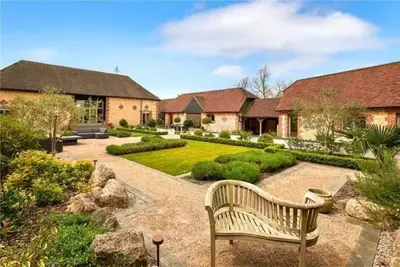 Image de Stunning 6 bedroom converted barn nestled in Souths Downs; 5, 000+ sq ft; 9 acres