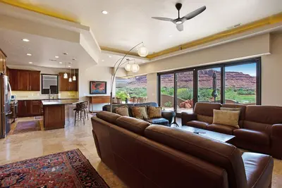 Image de Elegant desert escape with stunning red rock views, & free WiFi