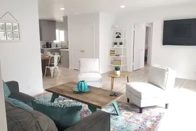 Image de Sunny & Spacious 3 Bed - 20 second walk to beach!
