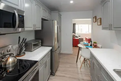 Image de Bright 2 Bedroom 1. 5 bath 15 Seconds to the Beach!