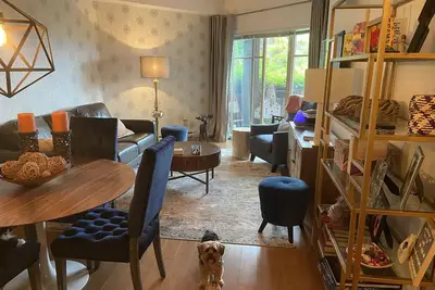 Image de Warm and inviting home, private and pet friendly.
