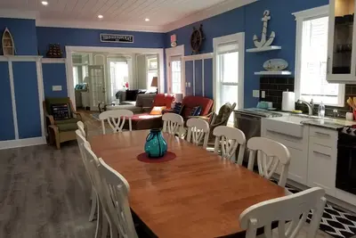 Image de Nautical Cottage on Geneva St. is truly located downtown Lake Geneva, Wi