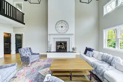 Image de Brand *New* Executive Chic Farmhouse