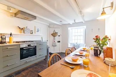 Image de Artist Cottage, Downalong - Sleeps 6 - Pet Friendly - Parking