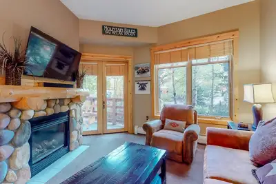 Image de Lovely mountain condo with balcony, hot tub, fireplace, & easy access to lifts
