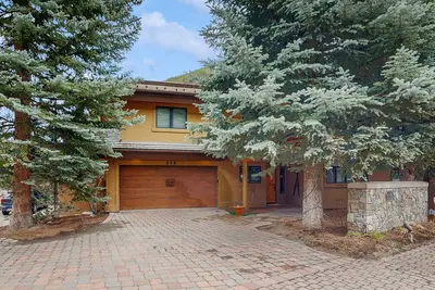 Image de Ski-in/ski-out chalet with fireplace, furnished deck, & alfresco dining