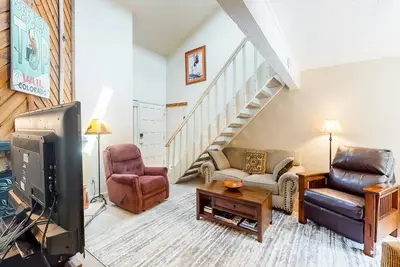 Image de Rustic condo in a great location with mountain views, deck, fireplace, & grill