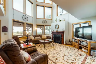 Image de Snowbird-friendly secluded retreat with stunning views, spacious deck, & loft