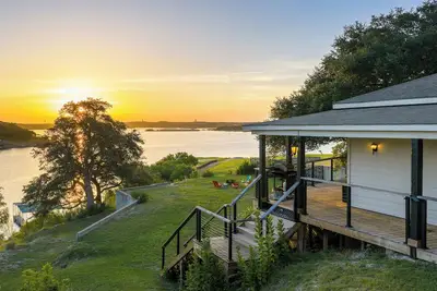 Image de Lake Travis Lakefront with Hot Tub, Private Boat Dock & Lakeside Parks
