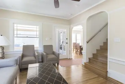 Image de Centrally located Craftsman home