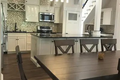 Image de Completely Renovated Victorian across from Congress Hall