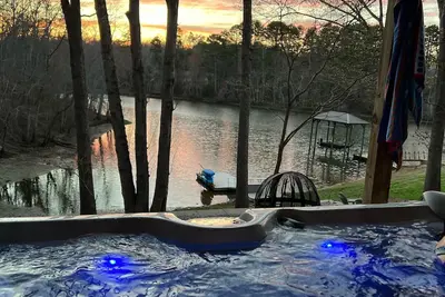 Image de Lakefront- Stay, Soak, Paddle, Play & Relax! On Lake Lookout in Catawba, Nc