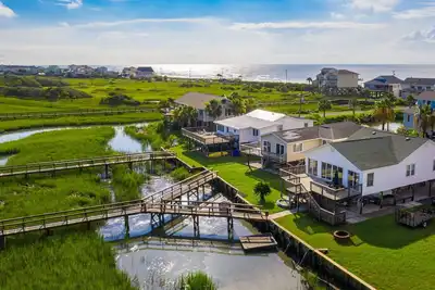 Image de River Views, Endless Sunsets, 15th Block - Deep Water Dock perfect for Crabbing, Fishing!